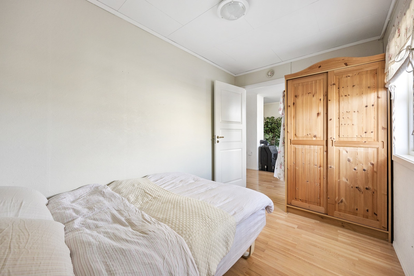 Lyst rom brukt som soverom 1. etasje. Galleribilde