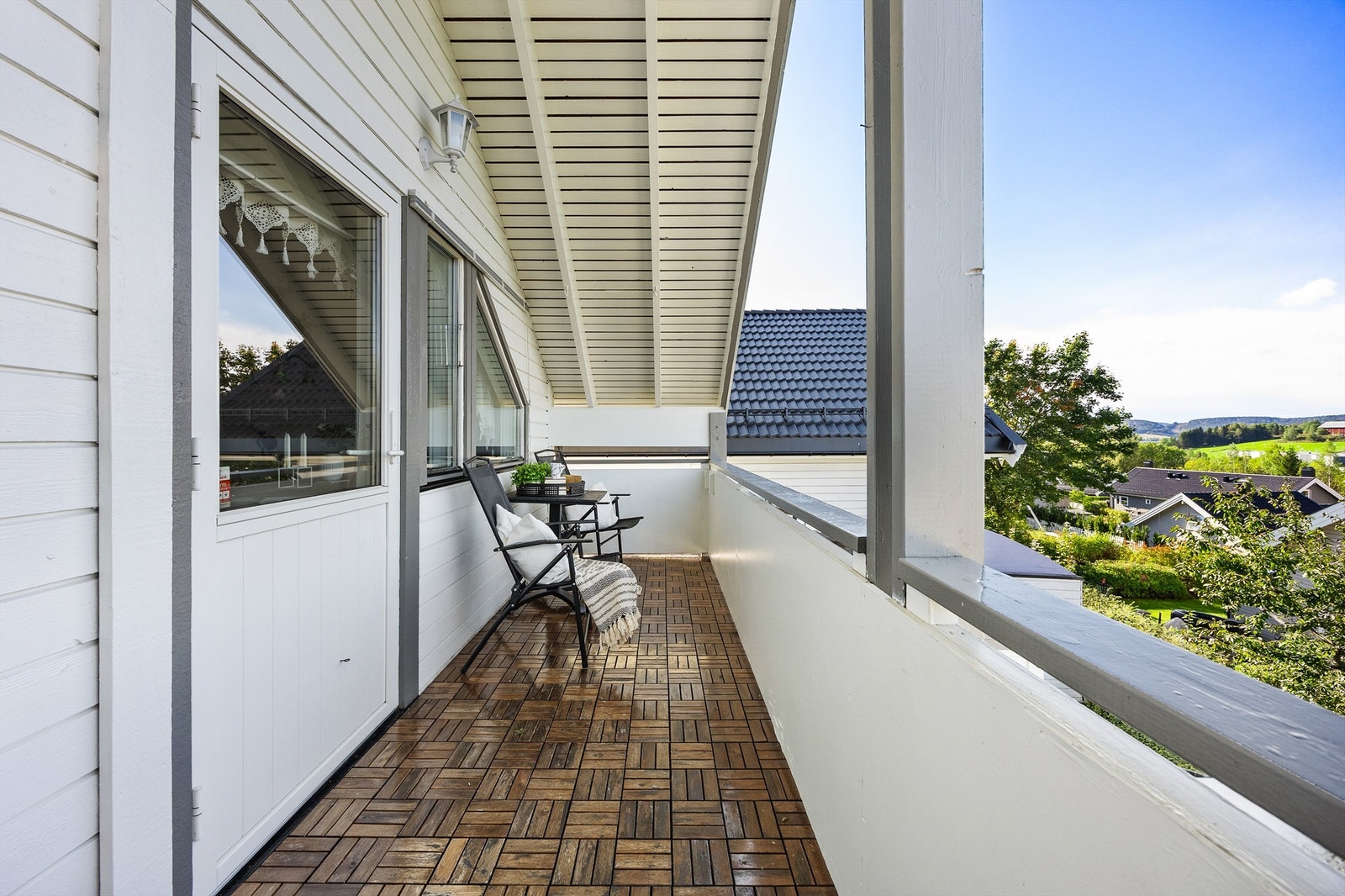 Verandaen er overbygget og er lun og fin, som gjør at man kan benytte den selv på kjøligere dager. Galleribilde