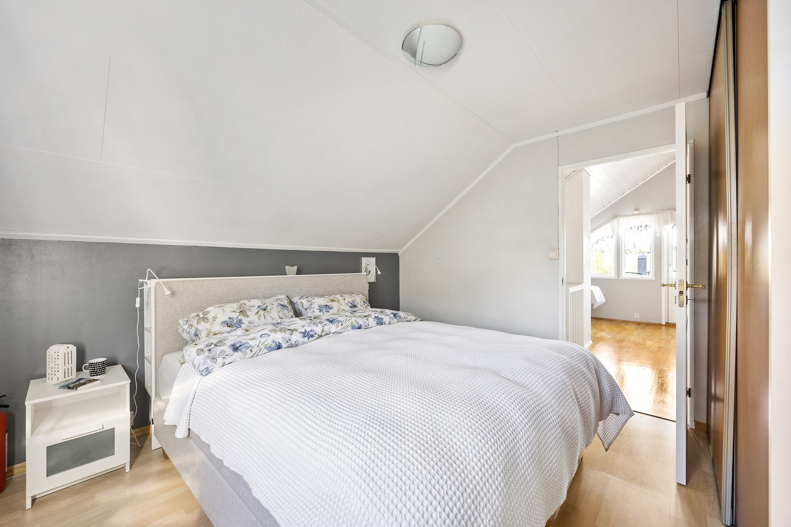 Boligen har fire soverom, ett i andre etasje og resterende i første etasje. Galleribilde