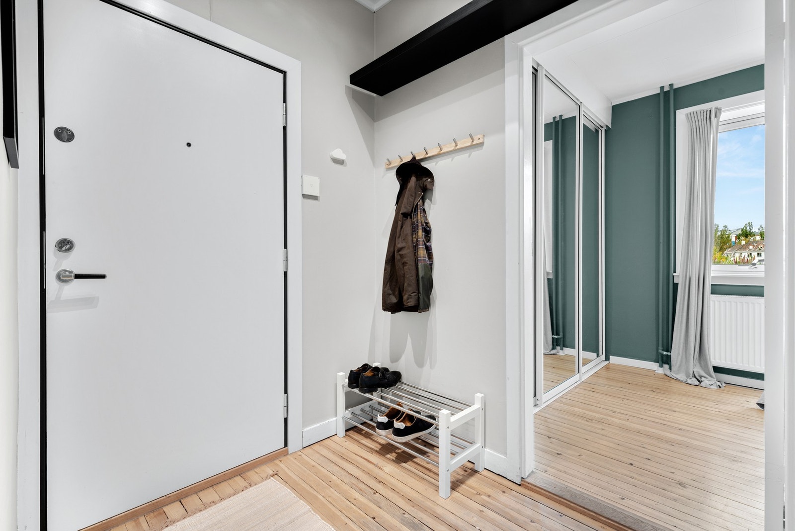 Plass til enkel oppbevaring av ytterbekledning og skotøy. Galleribilde