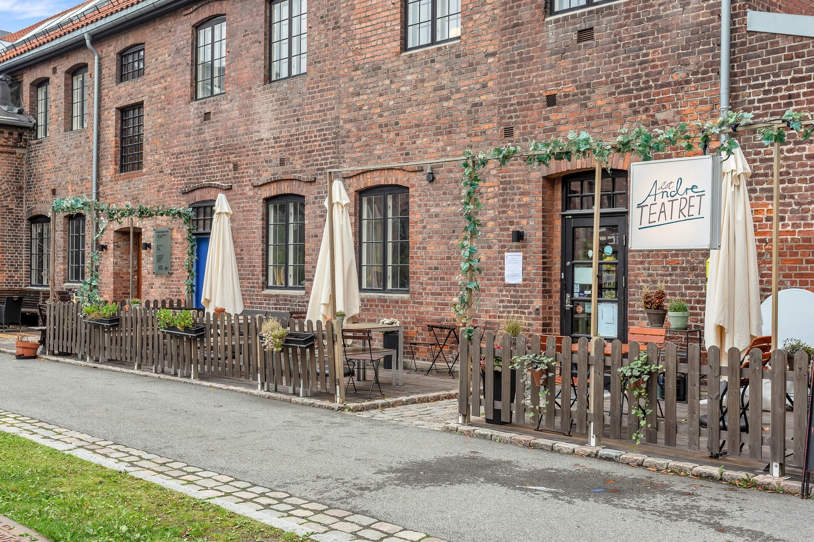 Like i nærheten av leiligheten finnes en rekke trendy kaféer, spisesteder og kjøpesenter. Galleribilde