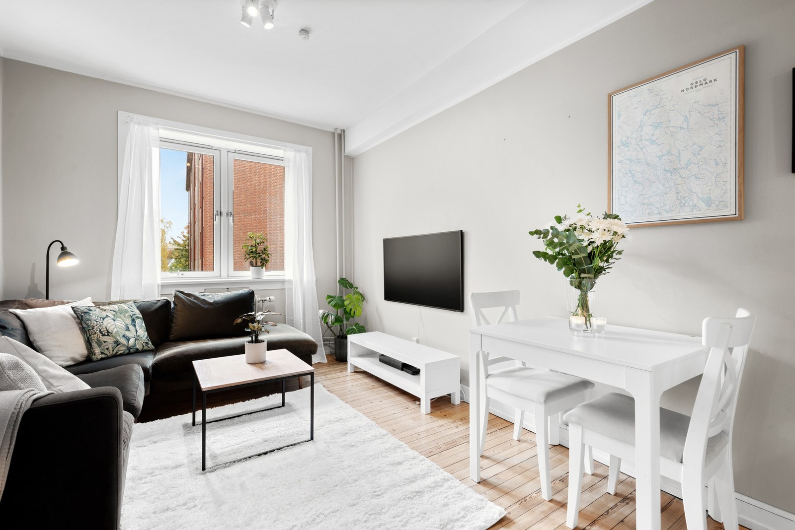 Lys og pen stue med plass til sofa- og medieløsninger samt eget spisebord. Galleribilde