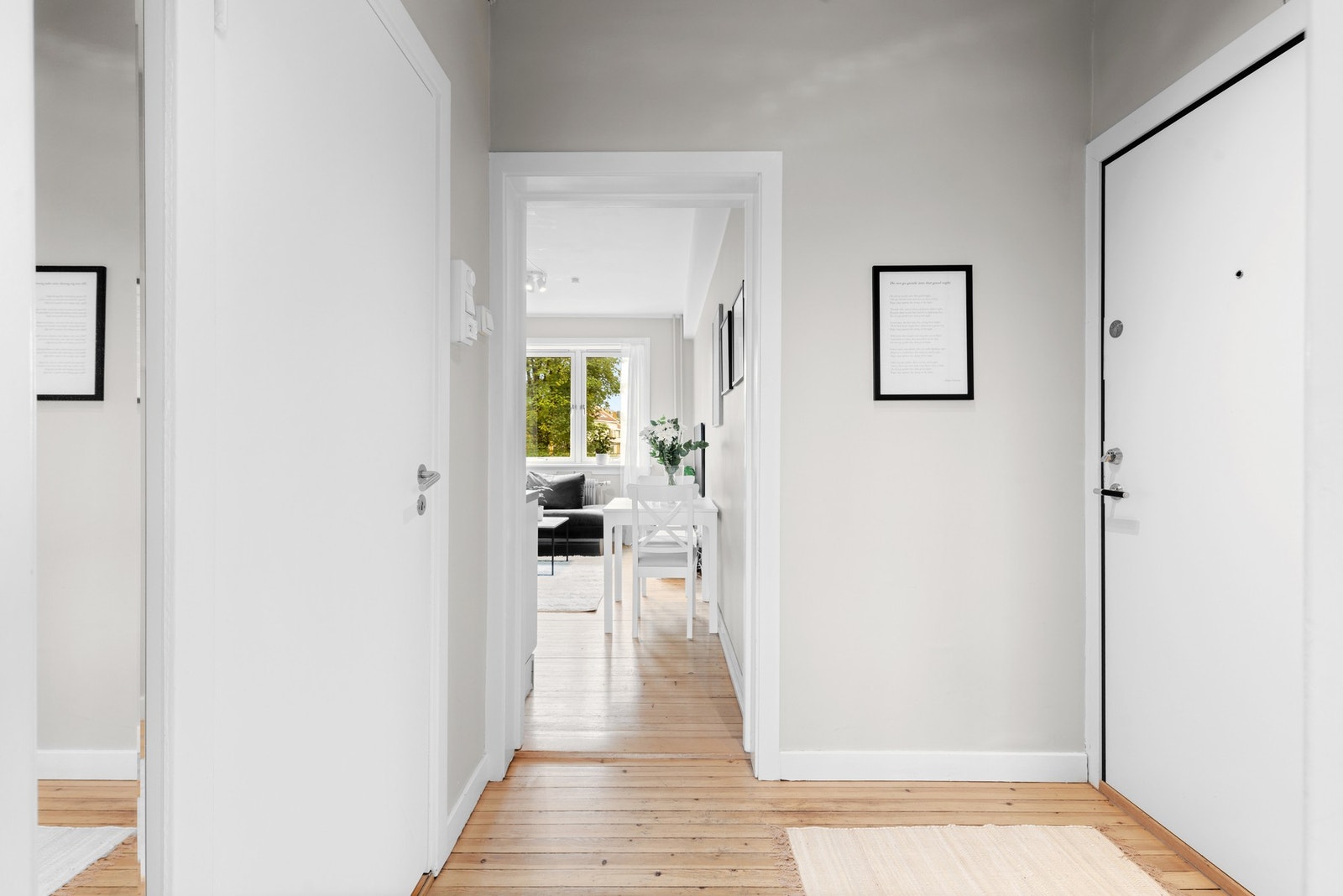 Lys og innbydende entré som ønsker deg velkommen! Lyse fine overflater som også er gjennomgående for resten av boligen. Leiligheten har originale tregulv. Galleribilde