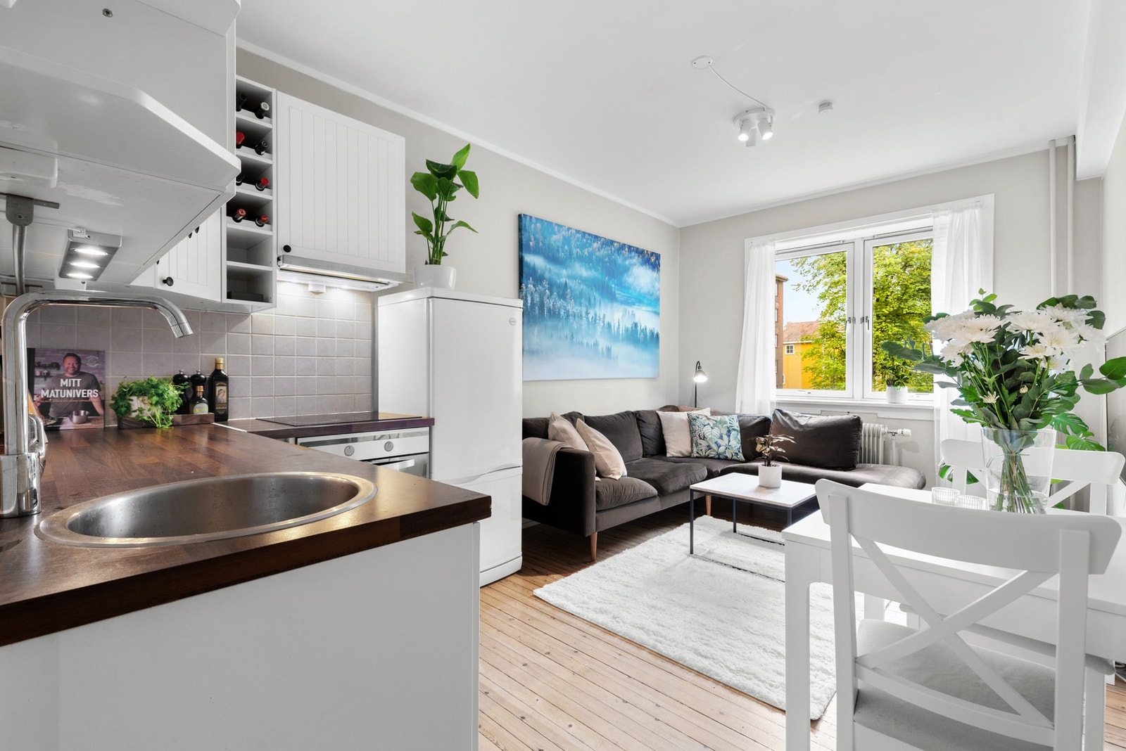 Innvendig har boligen en gjennomgående planløsning med vinduer i begge ender. Dette gjør leiligheten lys og luftig. Galleribilde