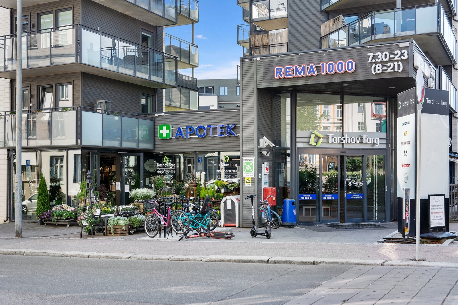 Kort gange til Torshov torg med matbutikk og apotek. Galleribilde