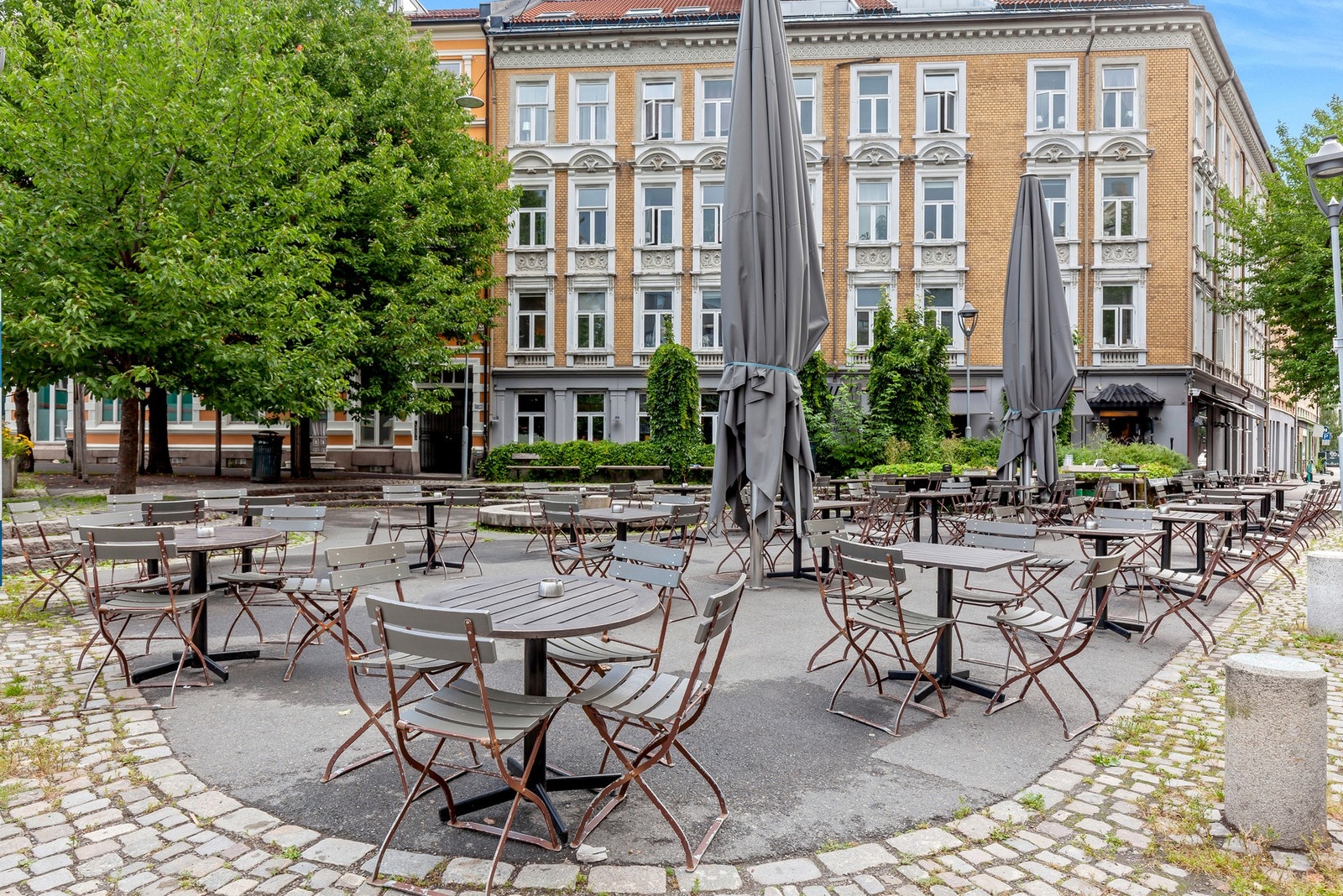 Flere steder med uteservering om sommeren ligger rett i nærheten. Galleribilde