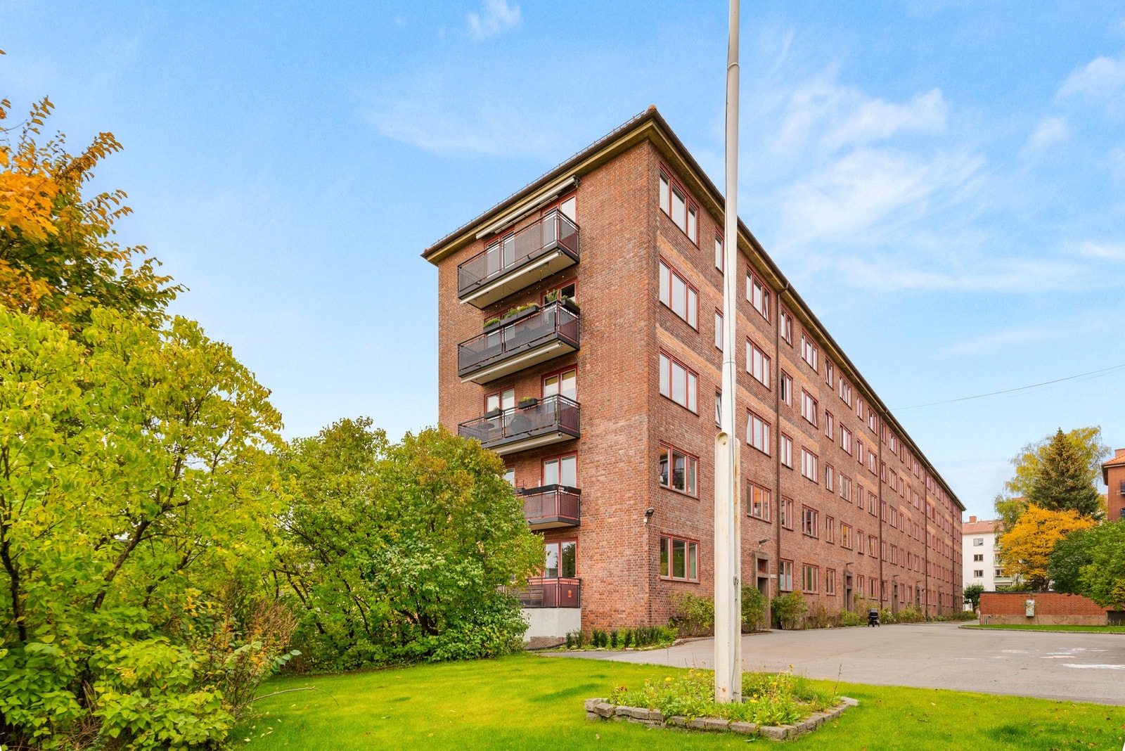 Vanlig husdyrhold er tillatt såfremt det er meldt skriftlig til styret og dyreholdet ikke er til ulempe for andre brukere av eiendommen. Galleribilde