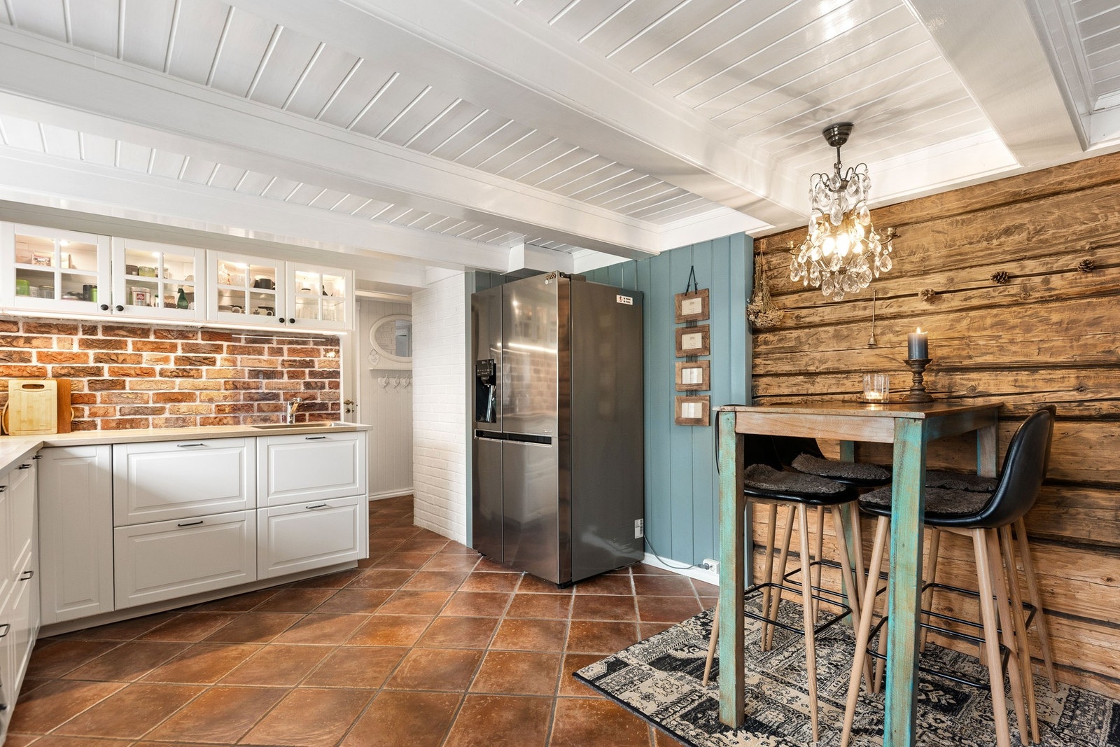 Plass til kjøkkenbord. Rustikke detaljer som skaper en hyggelig atmosfære Galleribilde