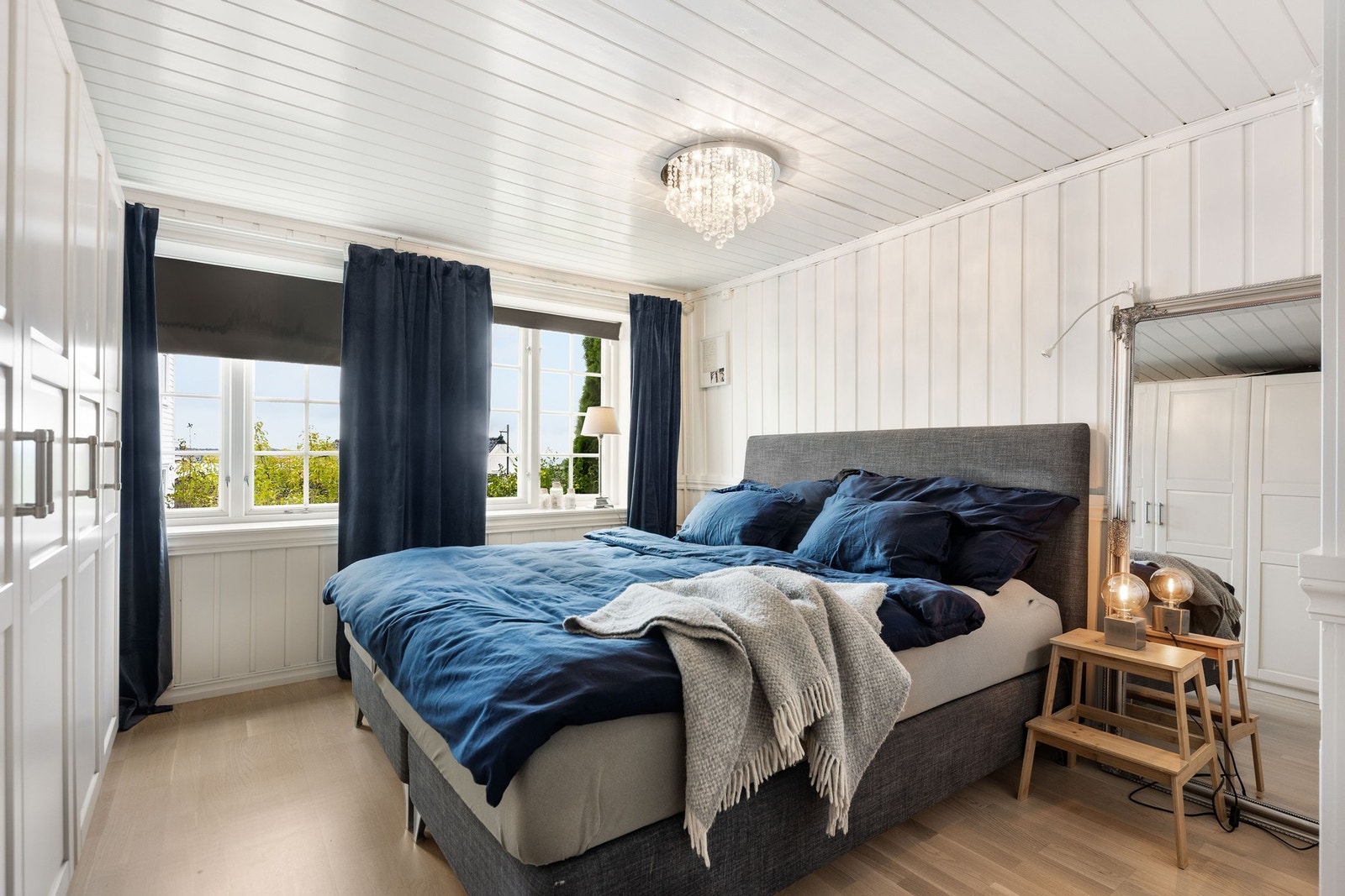 Stort soverom med plass til dobbeltseng . Galleribilde