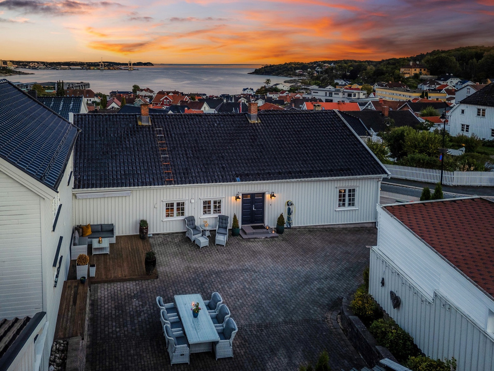 Stort gårdsrom med brostein og mulighet for ønskede utemøbler og grill. Galleribilde