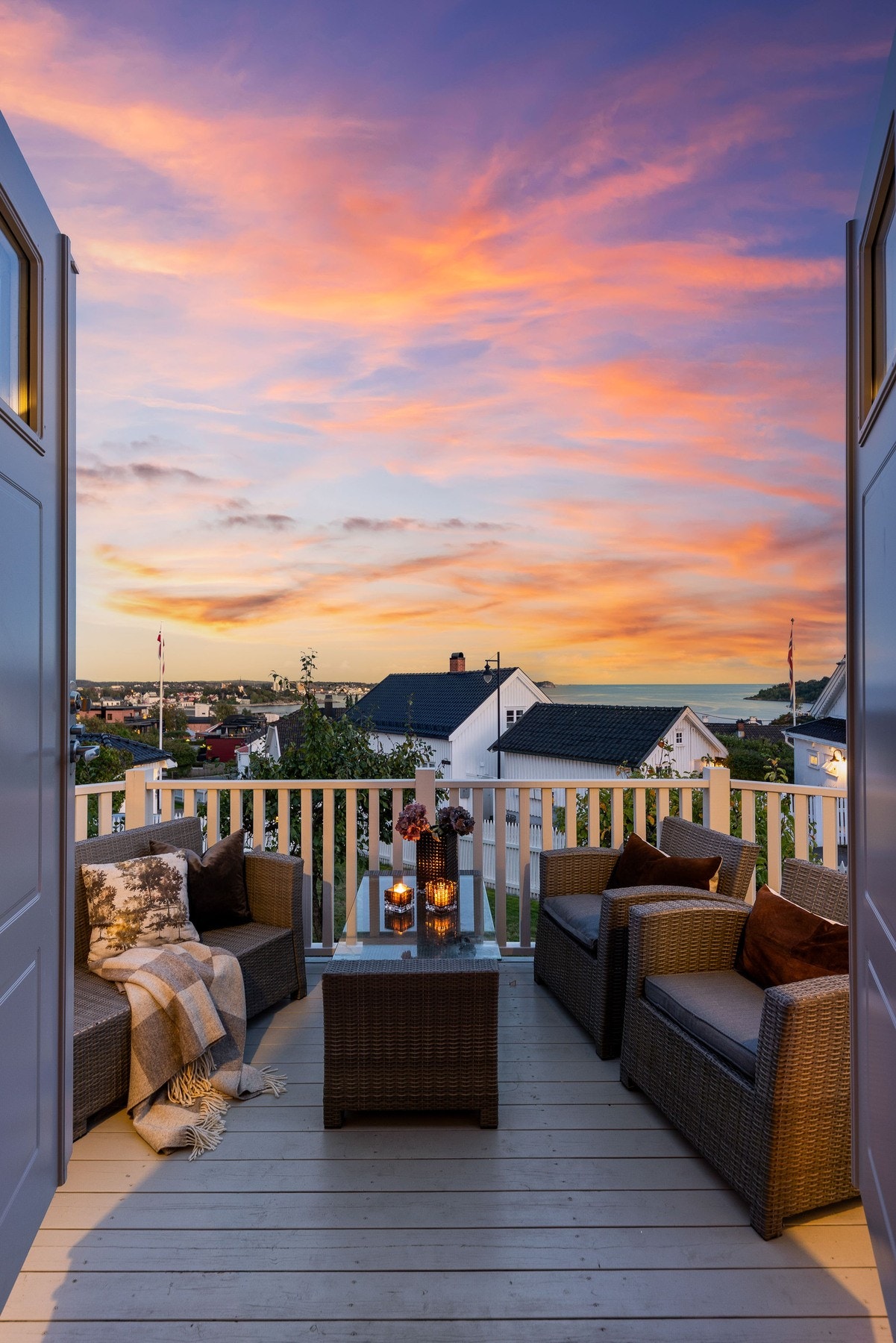 Balkongen har flott utsikt mot sjøen og idylliske omgivelser som er perfekt for avslapping. Galleribilde