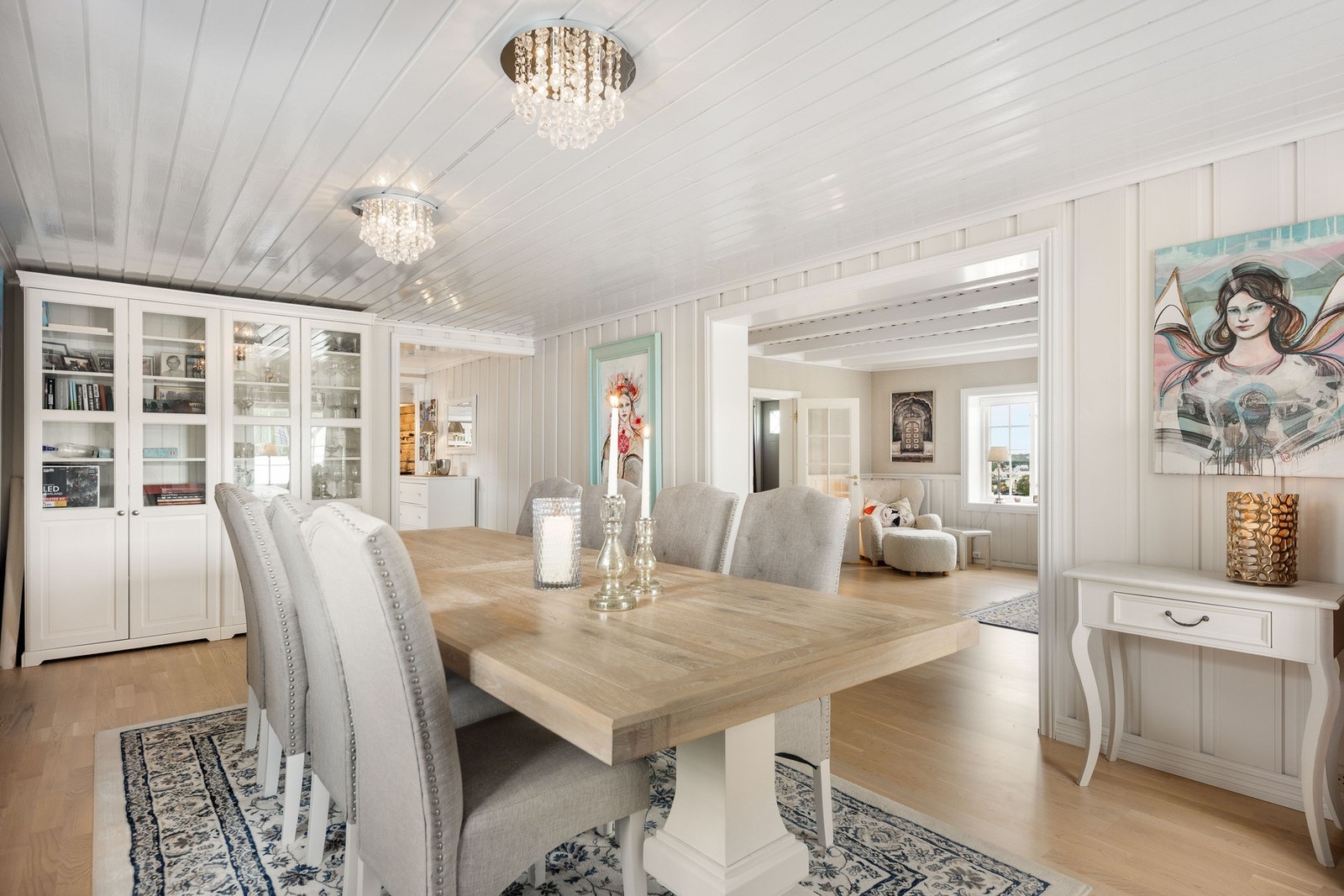 Spisestue er i lyse delikate farger og har godt med lysinnslipp. Galleribilde