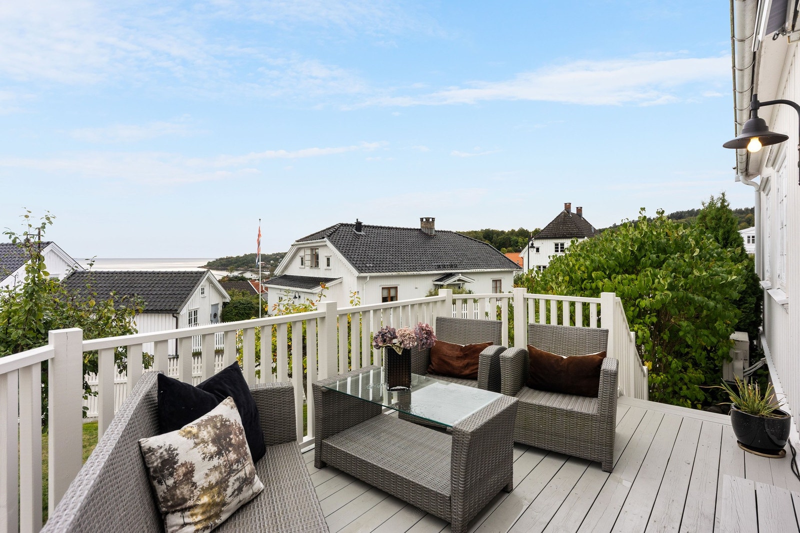 Balkong med fin utsikt. og plass til utemøbler. Galleribilde