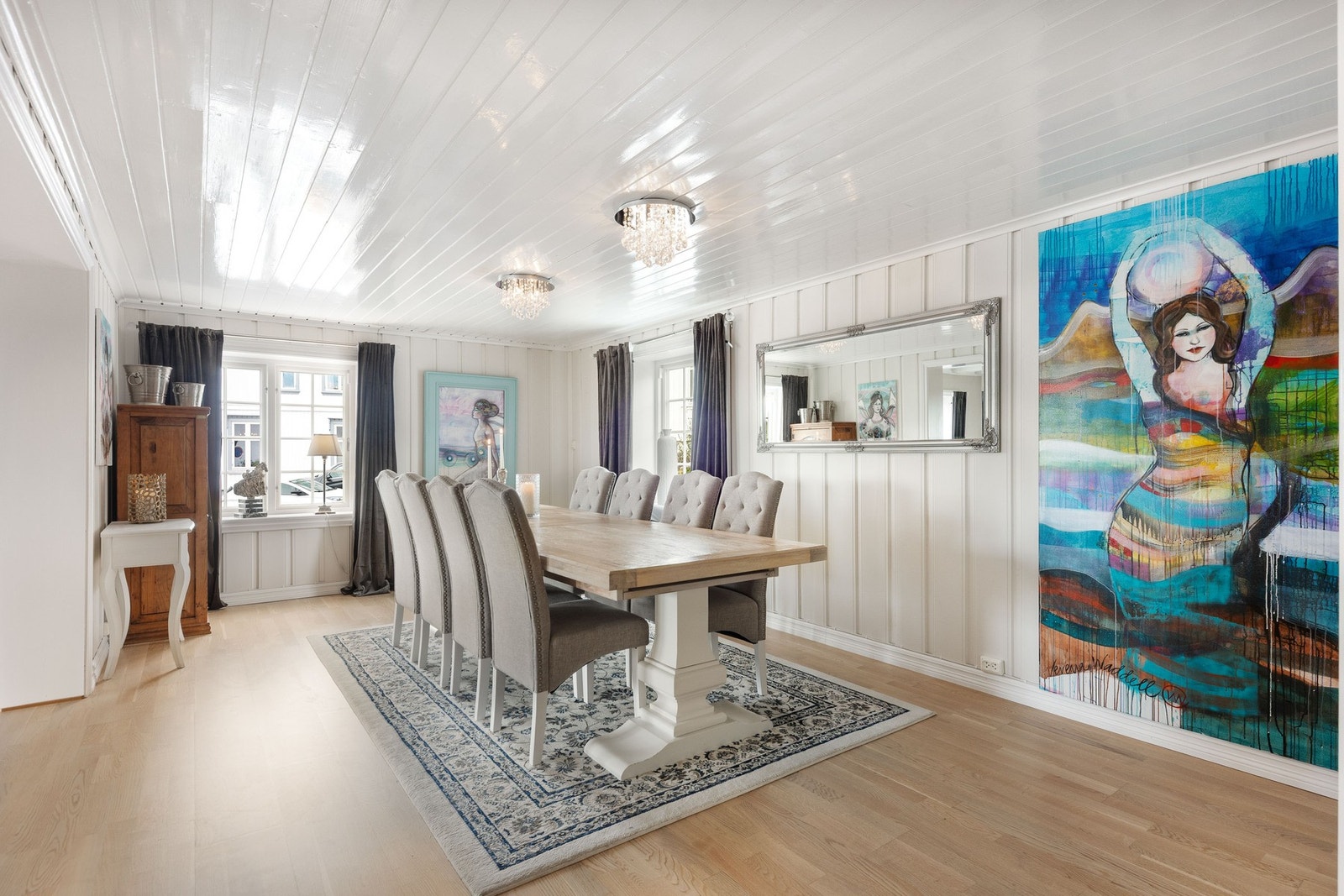 Spisestue har god plass til spisebord og oppbevaring. Galleribilde