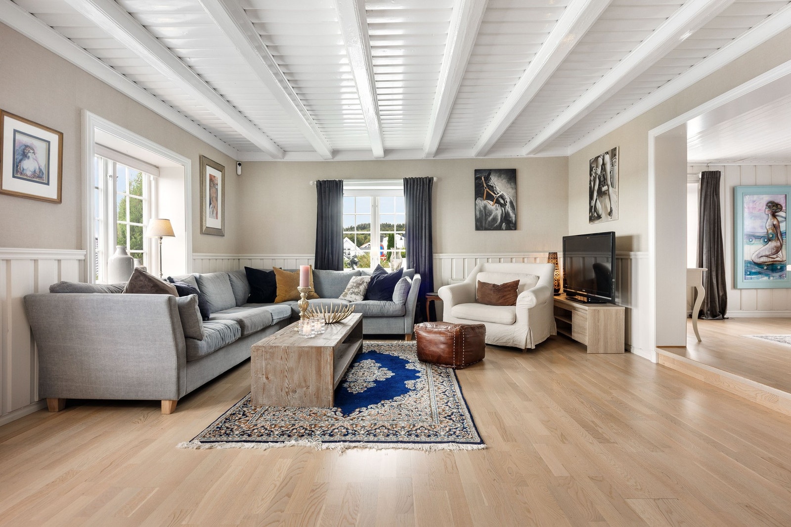 Romslig stue med god plass til sofagruppe og tilhørende møblering. Galleribilde