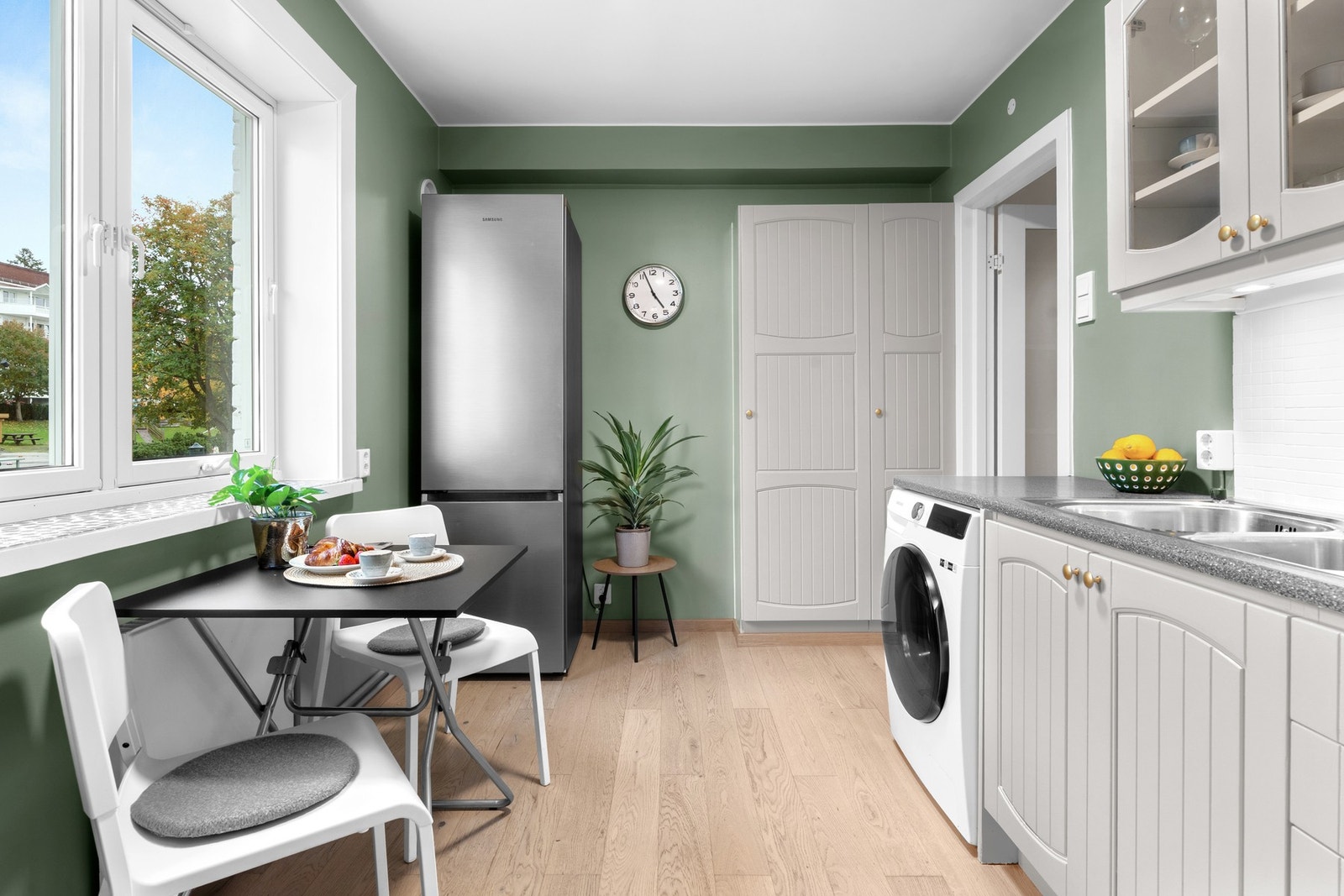 Fin plass til å innrede med et spisebord/frokostbord også på kjøkkenet. Galleribilde