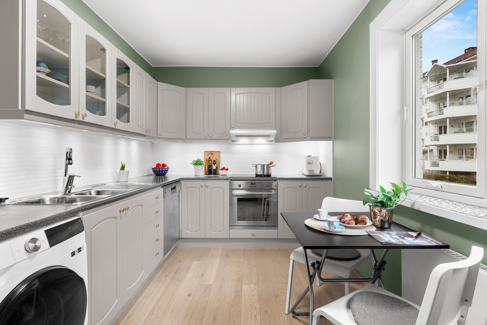 Kjøkkenet ligger i eget rom og har et stilrent og tidløst design med gode benkeflater og rikelig med oppbevaringsplass. Galleribilde