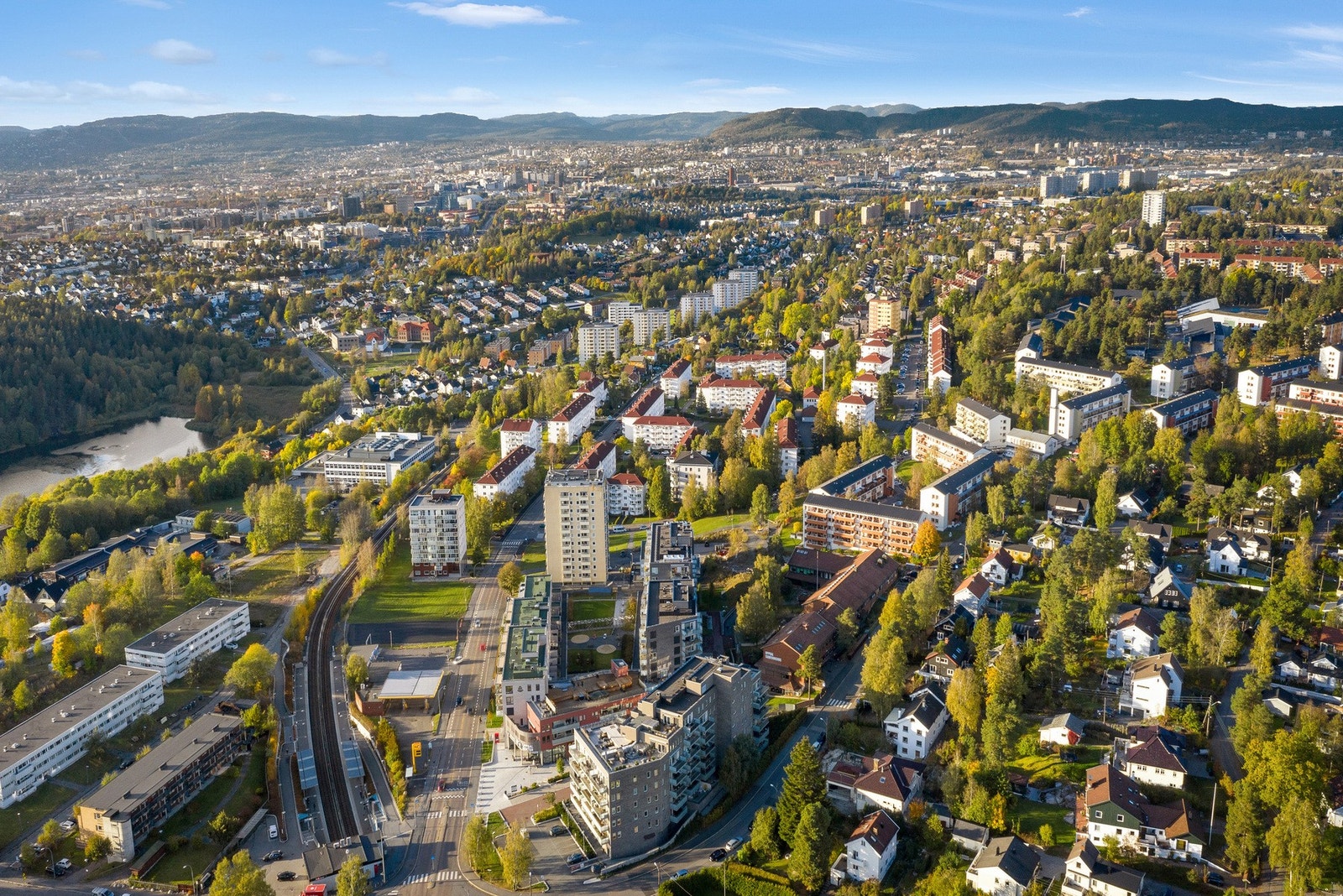 Kombinasjonen av god infrastruktur i nærområdet, og nærhet til både byen og tur- og rekreasjonsområder gjør dette området til et spesielt godt bomiljø for folk i alle aldre. Galleribilde