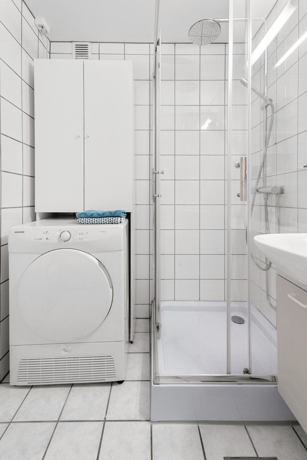 Videre har badet et gulvmontert toalett, et dusjkabinett med skyvbare glassdører og tørketrommel. Opplegg for vaskemaskin på kjøkkenet. Galleribilde
