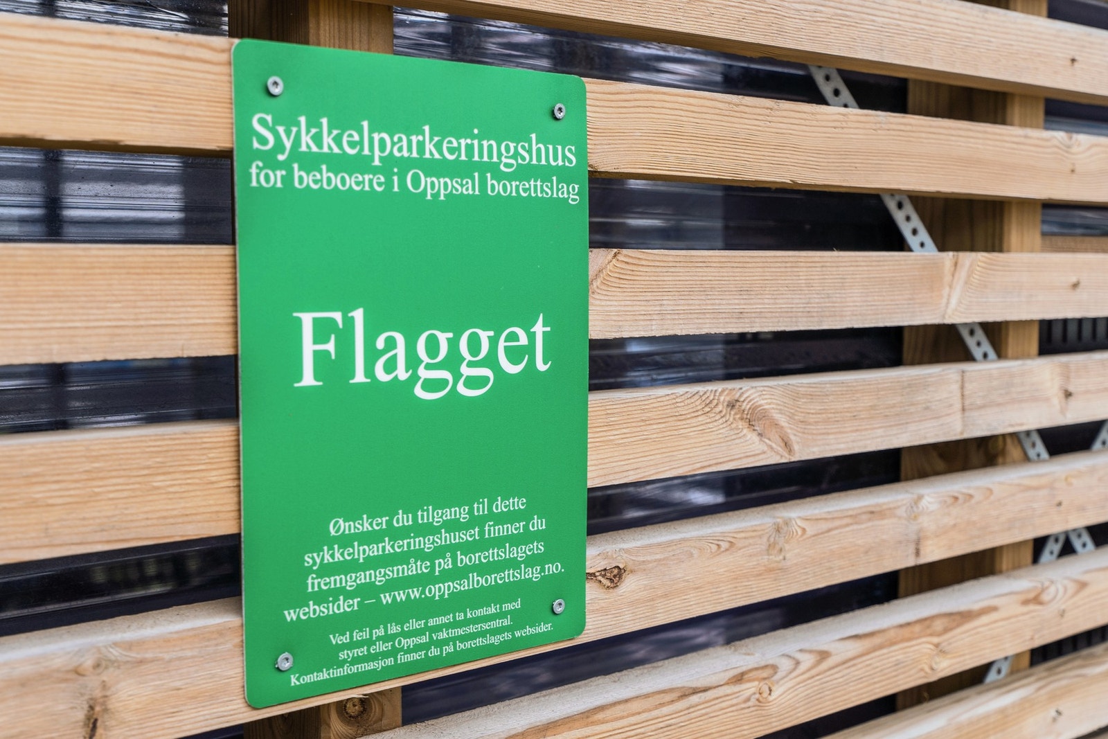 Flere utvendige sykkelskur for beboerne i borettslaget. Galleribilde