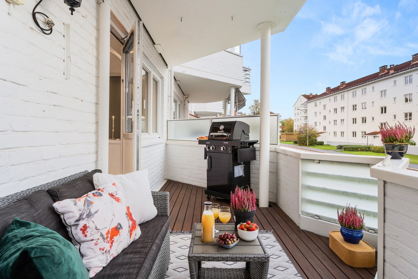 Leiligheten har utgang fra stuen til en vestvendt, overbygd balkong på ca. 9 kvm. Galleribilde