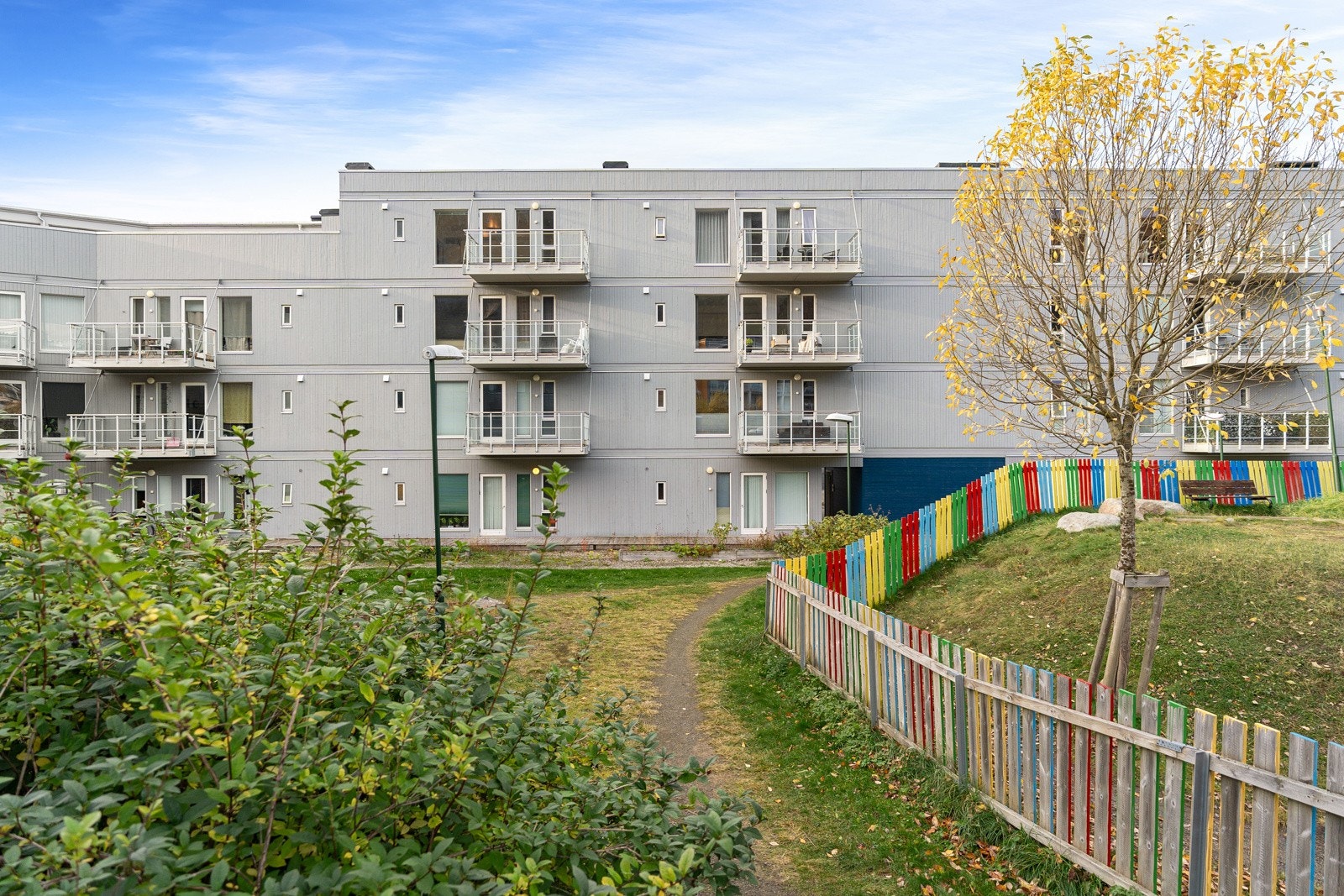 Leiligheten ligger fint til i 3. etasje. Området er etterspurt og har bl.a. direkte bussforbindelser til UiT/UNN like ved.