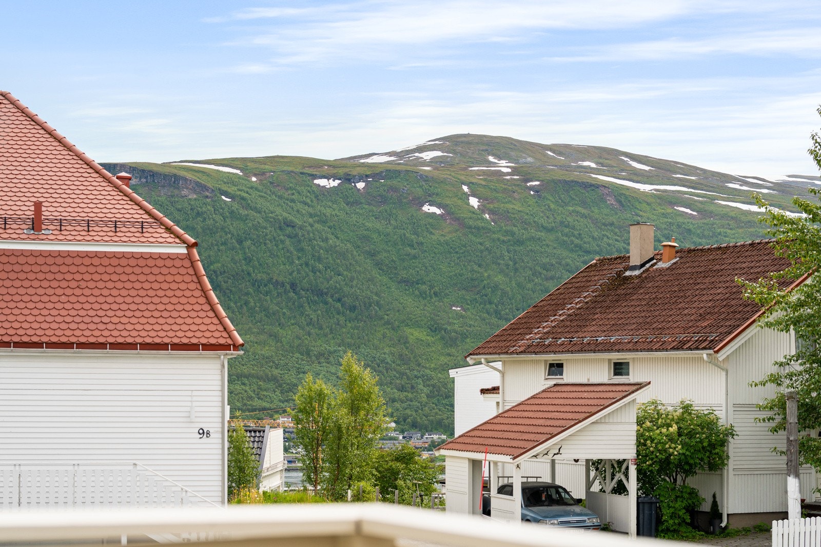 Området har gode lys- og solforhold samt fin utsikt mot Fløya og deler av Tromsøysundet.