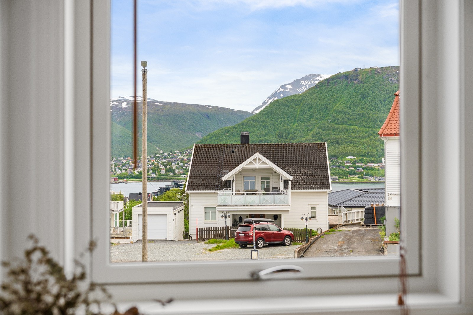 Fine utsiktsforhold mot fastlandet i øst og Balsfjorden i sør.
