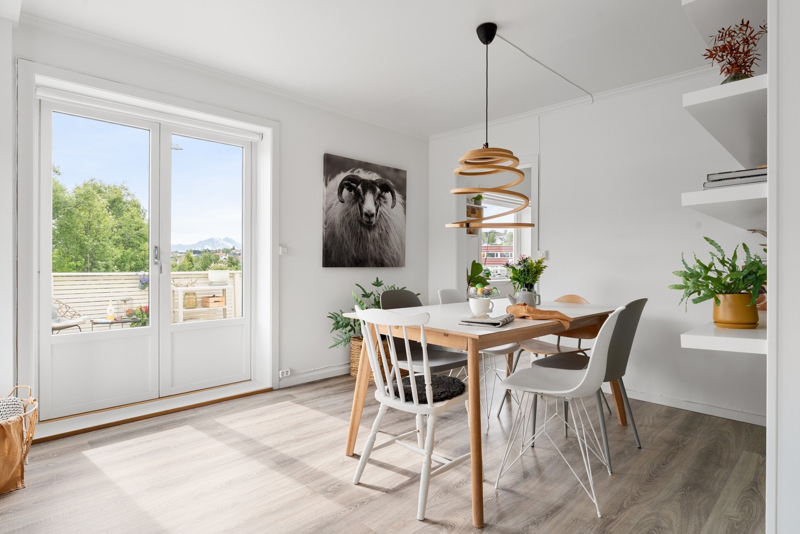Dobbeldør ut til veranda.