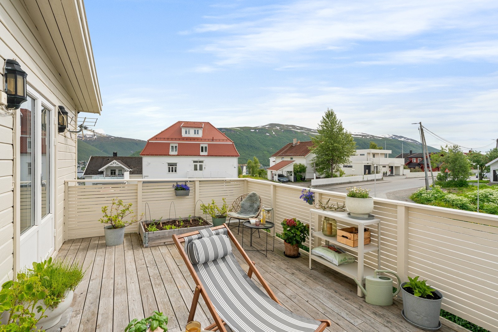 Leiligheten er lys og trivelig med stor sørvendt veranda.