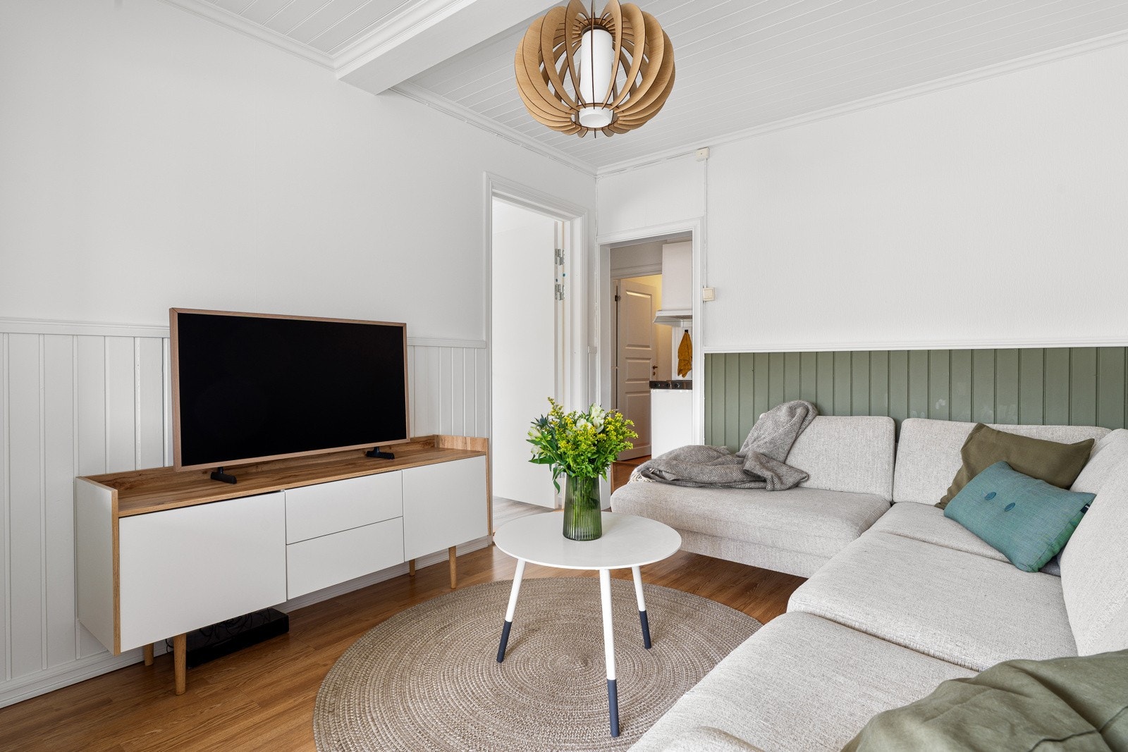 Ved å åpne døren mellom stue i hoveddel kan man enkelt disponere hele leiligheten selv.