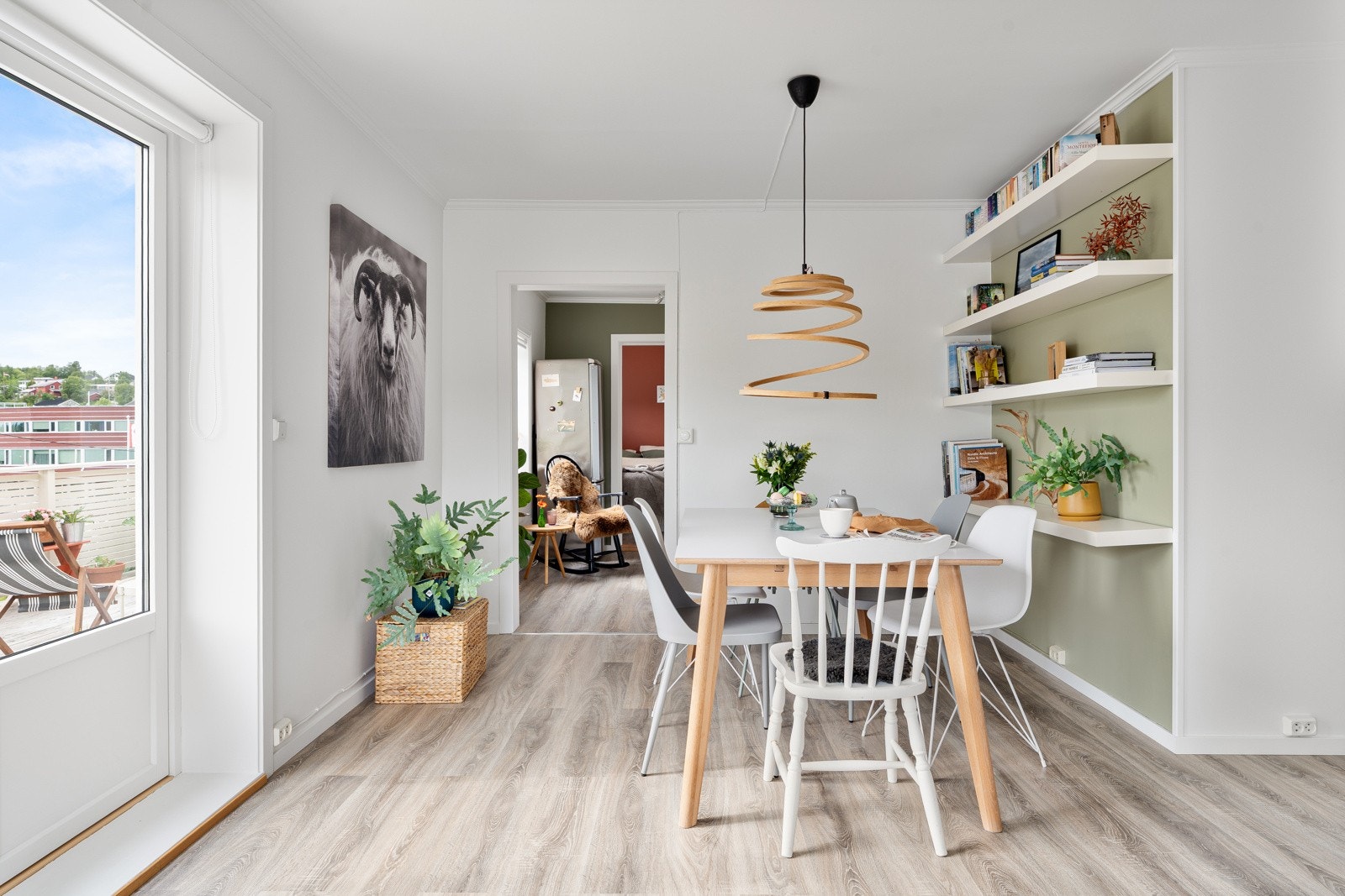 Fra spisestuen er det utgangt til den sørvendte verandaen.