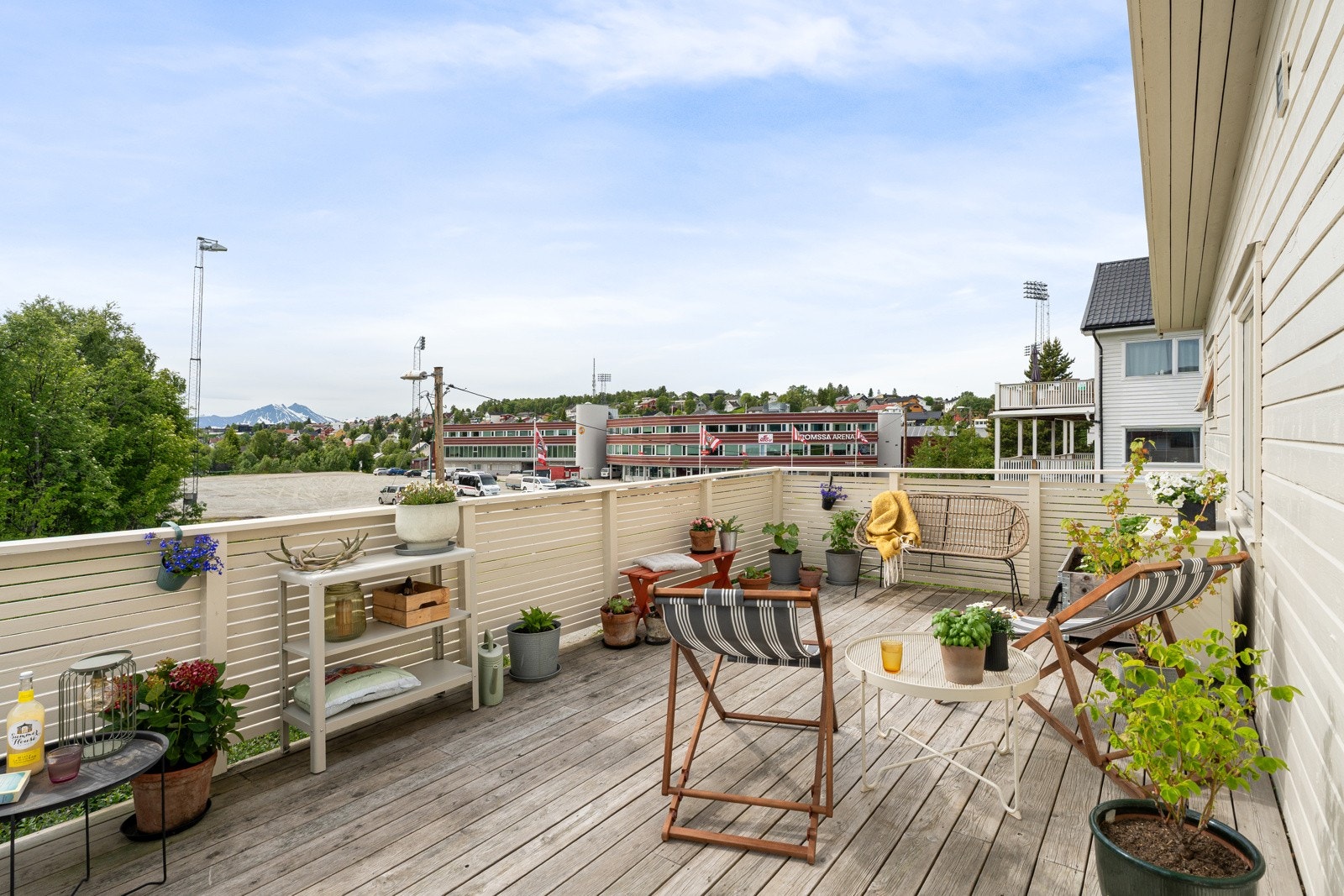 Stor sørvendt veranda med fine sol- og utsiktsforhold.
