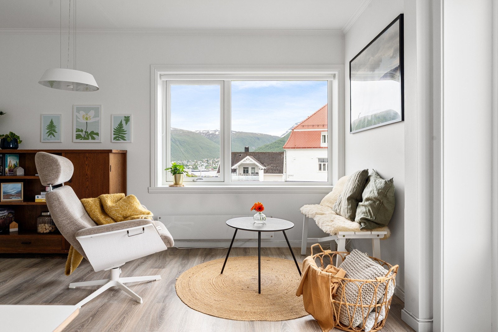 Leiligheten holder fin standard og du får her innbydende stue med gode møbleringsmuligheter.