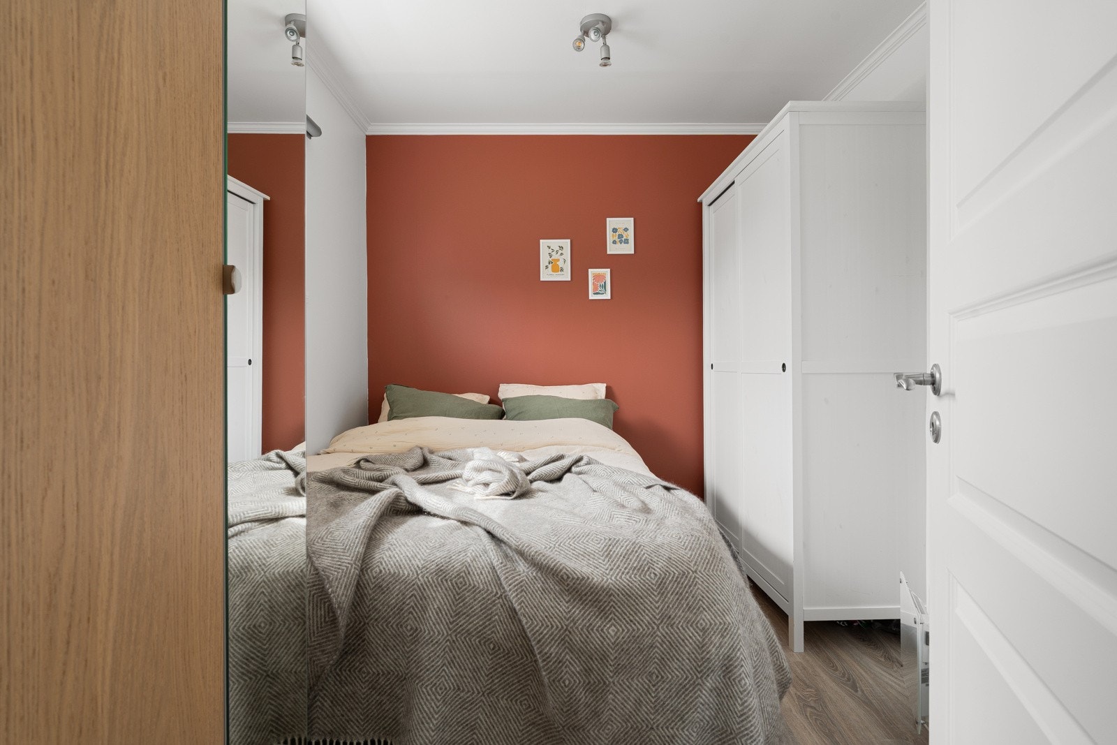 Soverom med god plass til stor seng og garderobe.