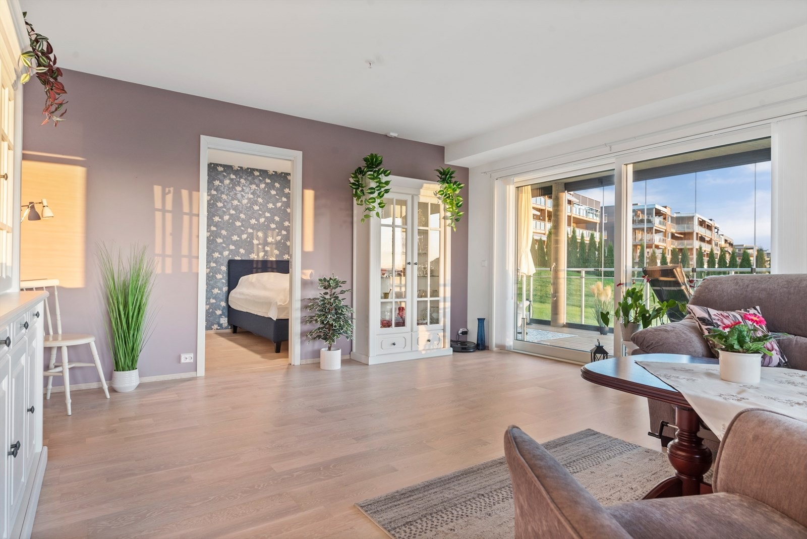 Hev-skyvedør ut til stor takoverbygd veranda, Hvorav store deler er innglasset Galleribilde