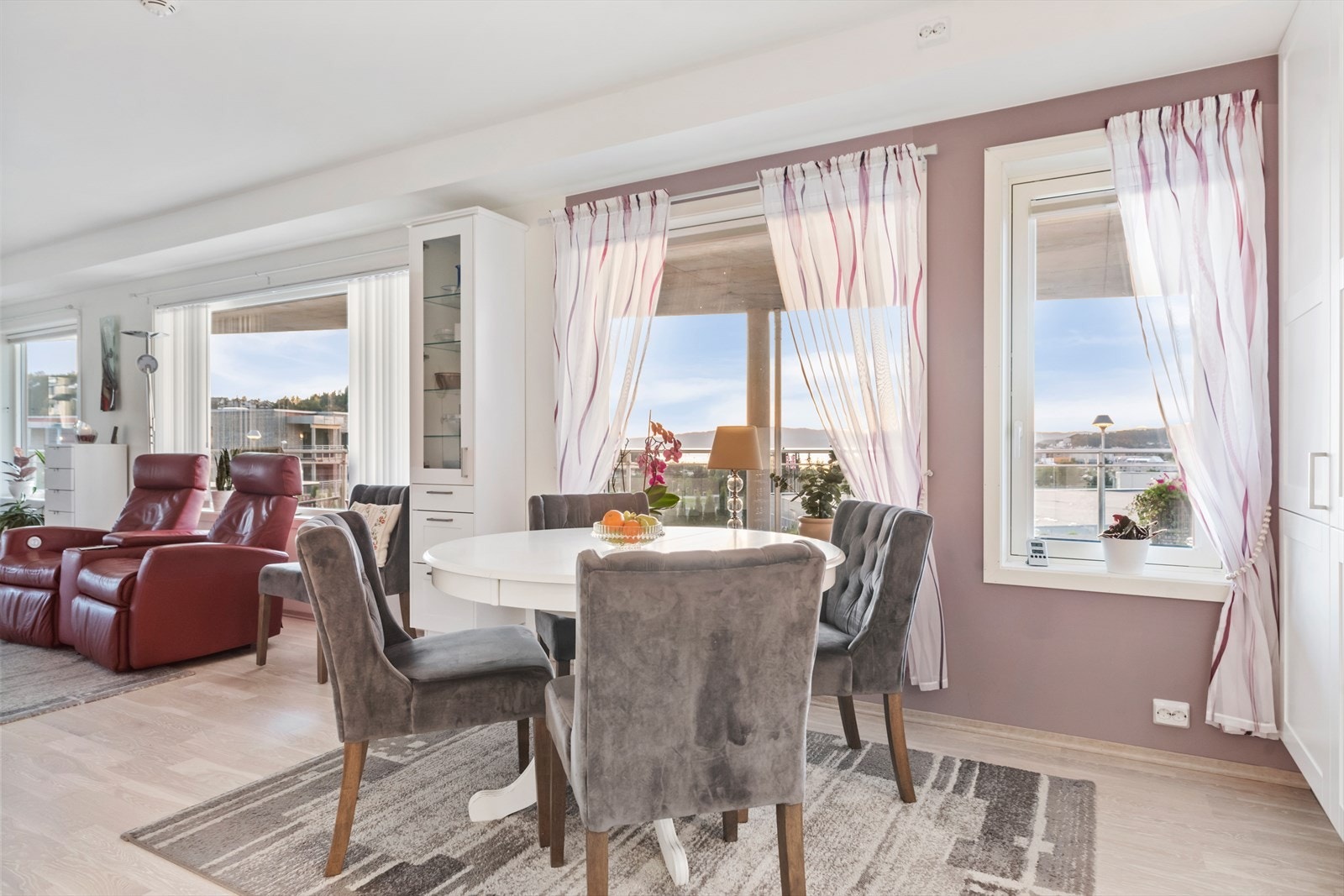 Spiseplass med utsikt over Steinkjer by og fjord Galleribilde