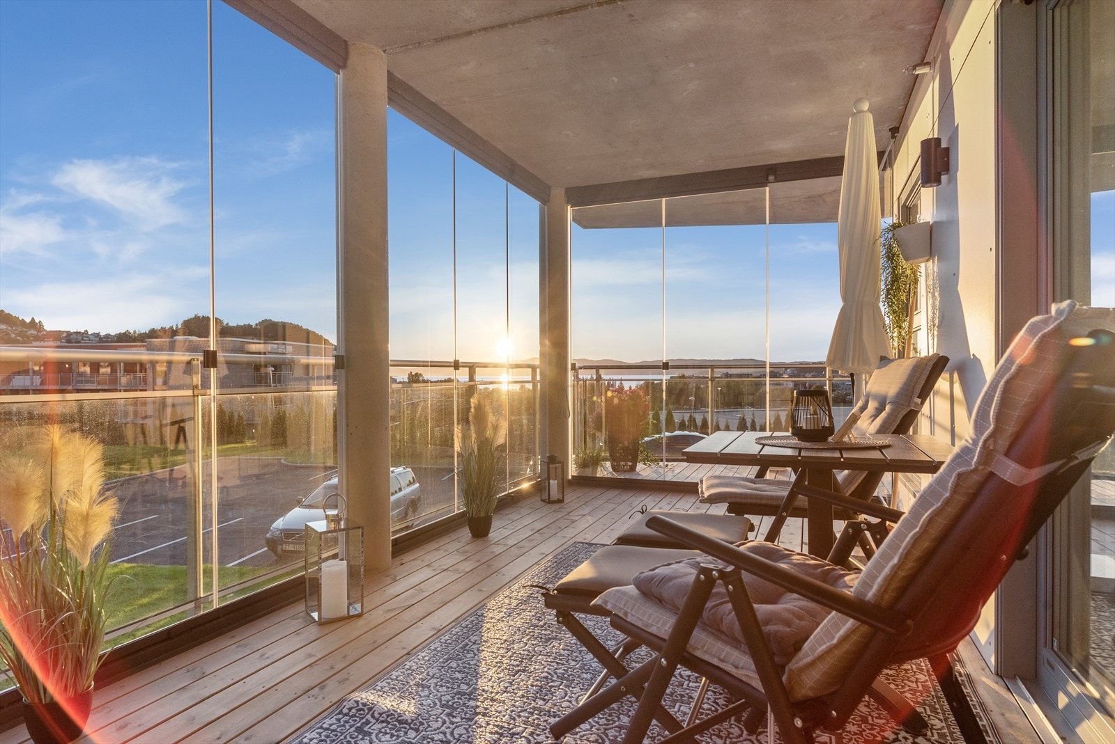 Meget fin beliggenhet i front av bygget med stor veranda Galleribilde