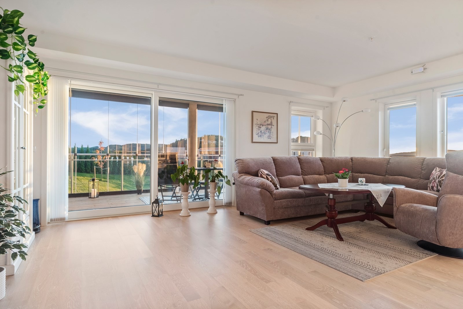 Moderne leilgighet med lyse overflater. Galleribilde