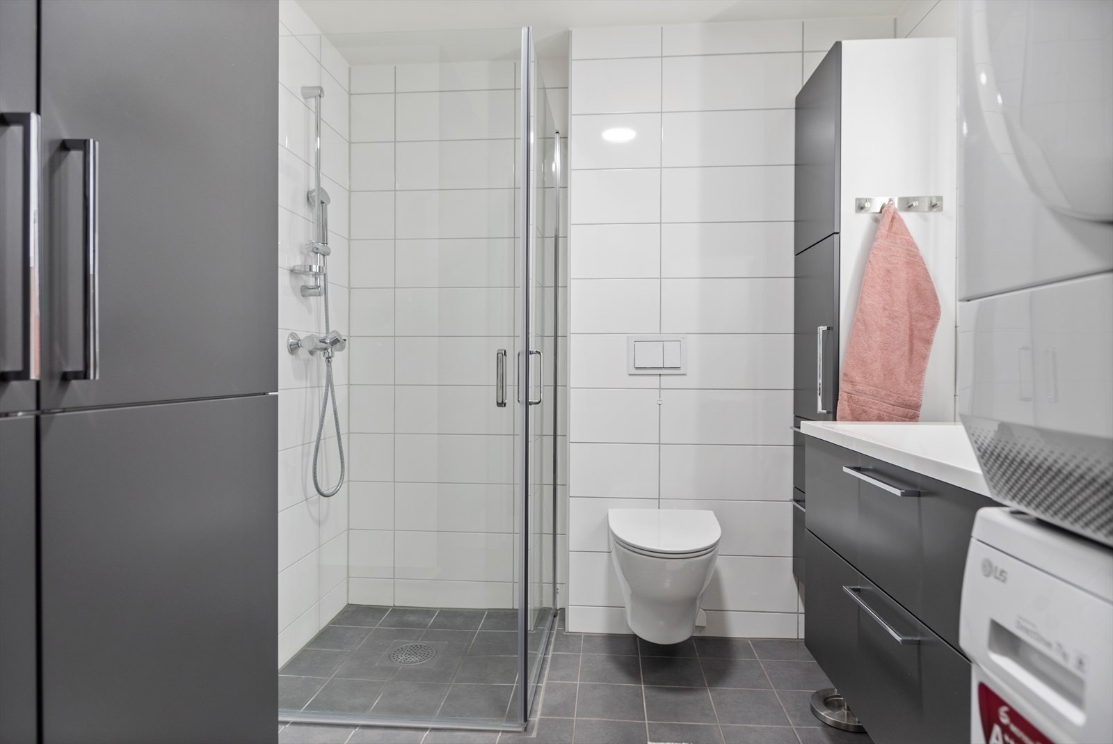 Bad med opplegg for vaskemaskin og tørketrommel Galleribilde