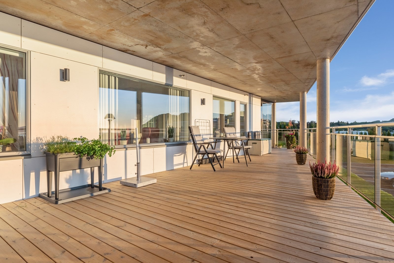 Meget fin beliggenhet i front av bygget med stor veranda Galleribilde