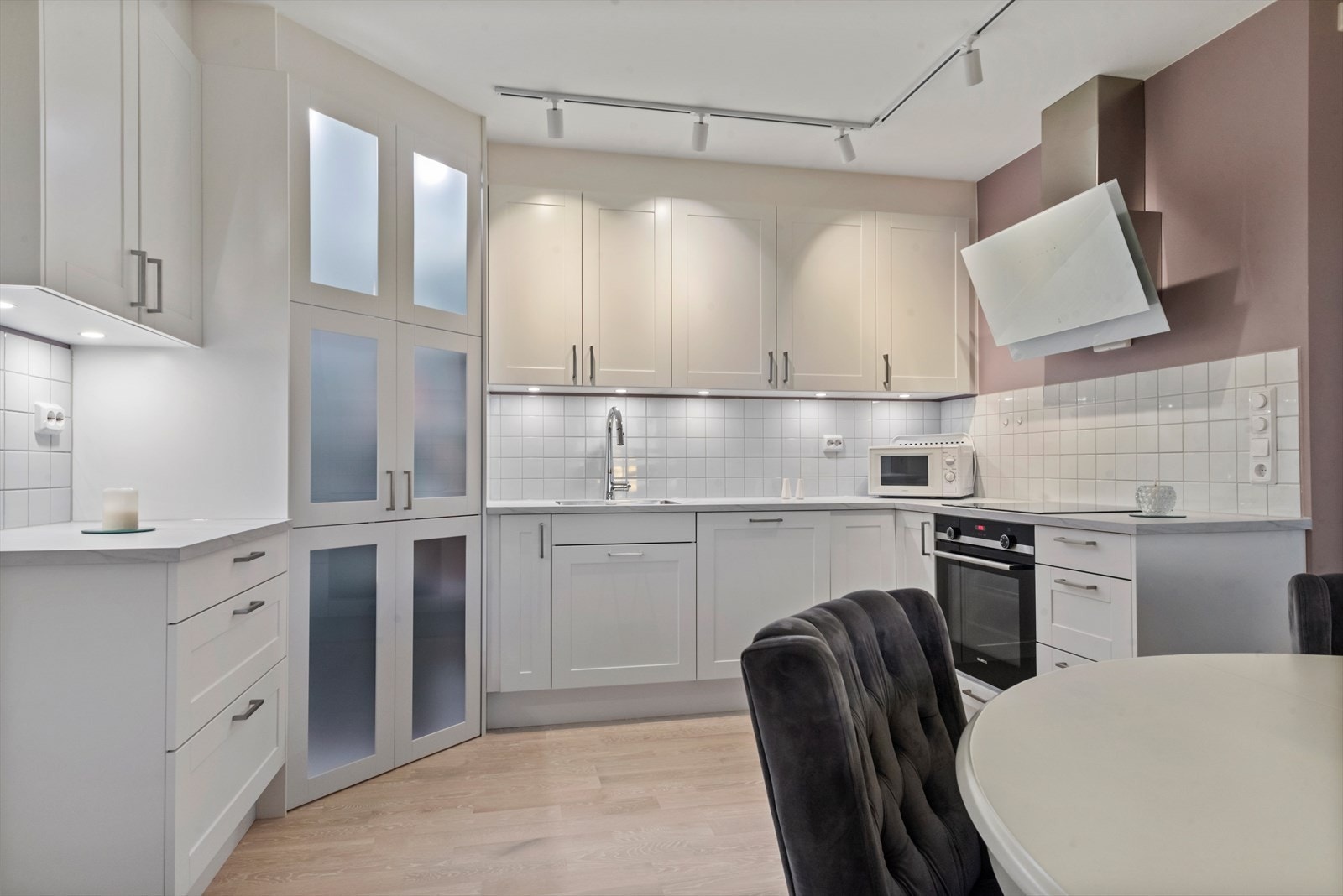 Lyst moderne kjøkken med rikelig skapplass og integrerte hvitevarer Galleribilde