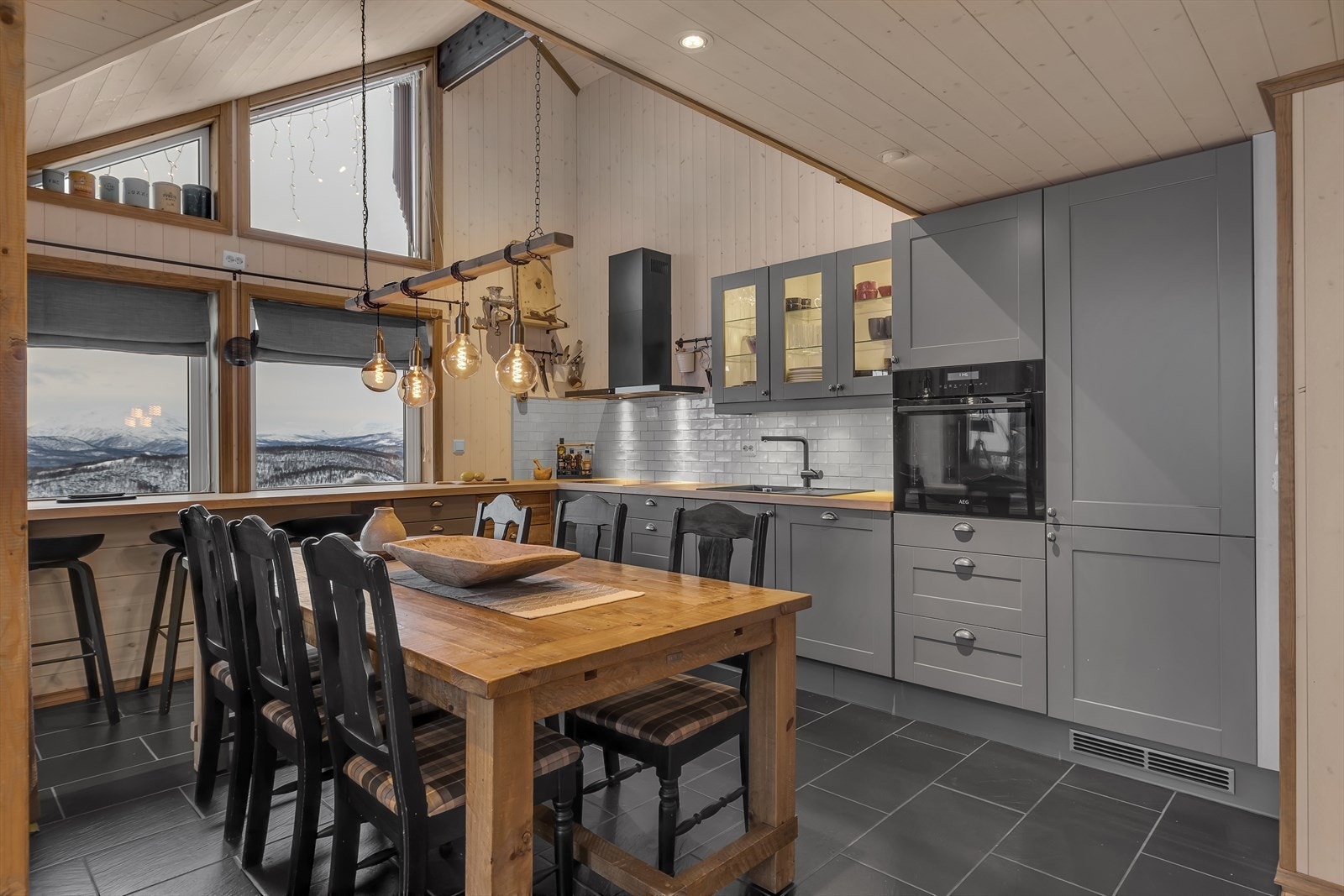 Store benkeflater og moderne innredninger. Galleribilde