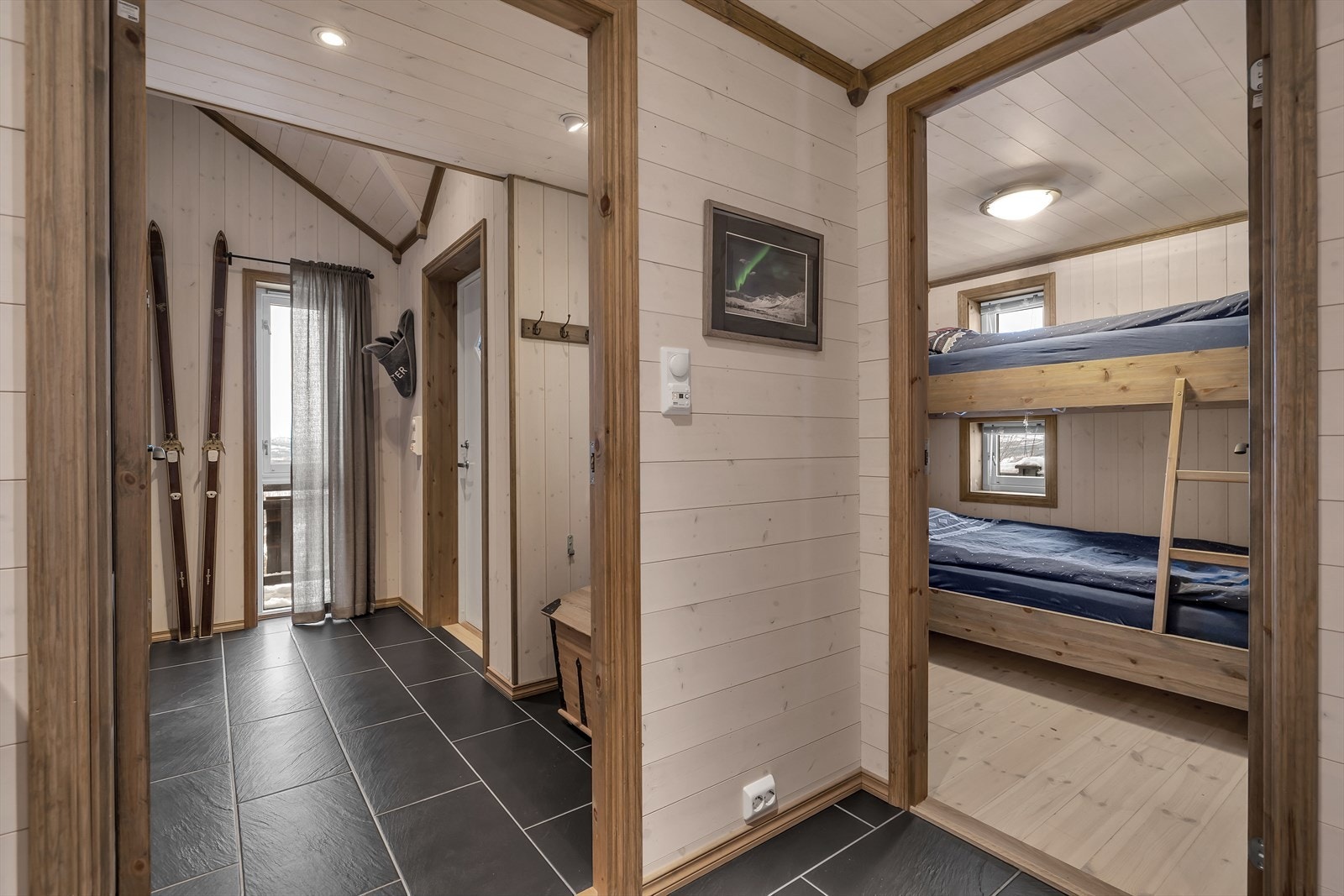 Mellomgang og utgang til del av balkongen som ligger mot nord. Galleribilde