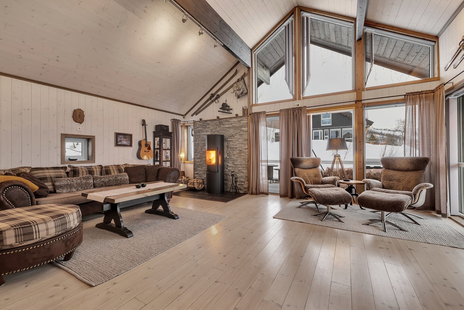 Stuen er svært møbleringsvennlig med god plass til å organisere på forskjellig vis. Galleribilde