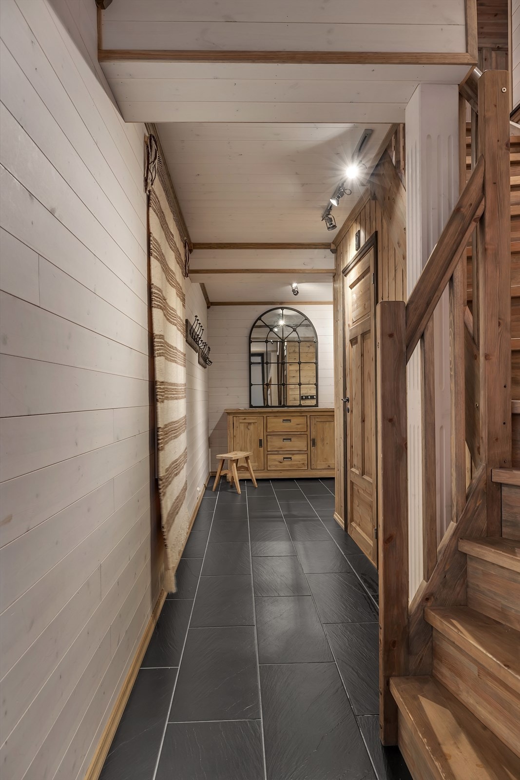 Flislagt gang i u. etasje. Bod under trapp og vaskerom i enden av rommet. Galleribilde