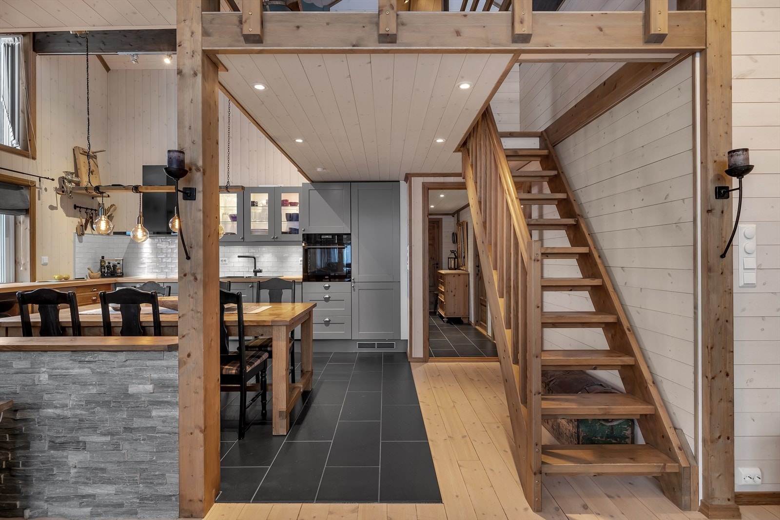 Romslig kjøkken med god plass til stor spisegruppe. Galleribilde