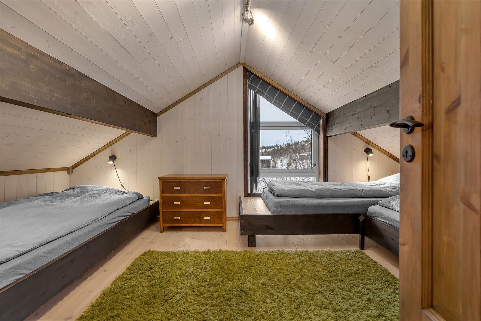 Stor plass på hemsloftet, der det er effektivt innredet med 2 rom og soveplasser. Galleribilde