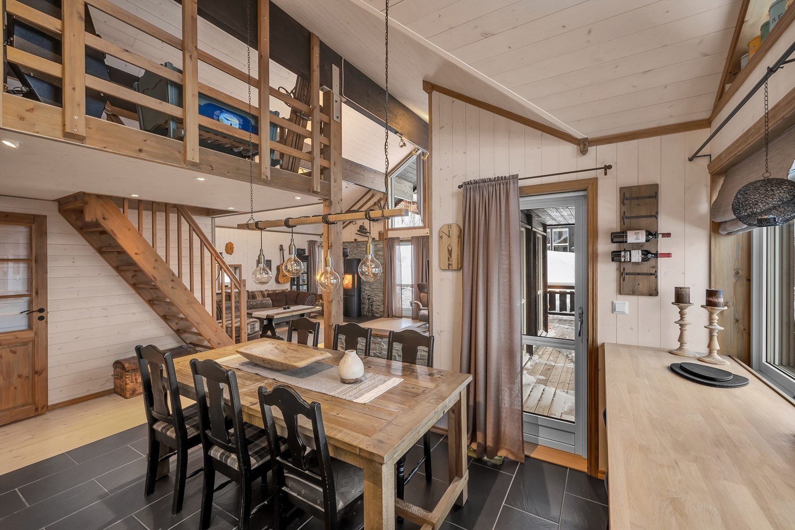 Utgang til den romslige balkongen både fra stuen og fra kjøkkenet. Galleribilde