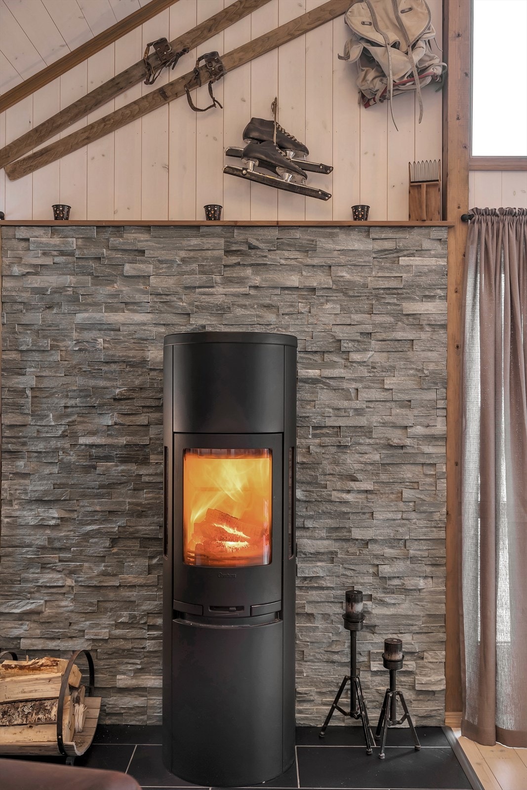 Sentralt plassert vedovn med utvendig pipe. Galleribilde